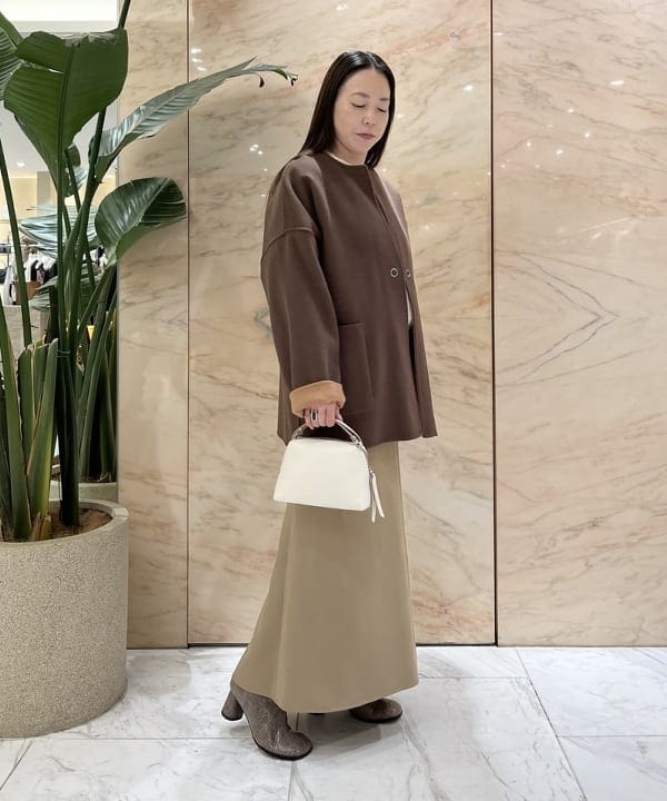 関 桂子さんの「BEAMS WOMEN｜サテン マーメイドスカート」を使ったコーディネート