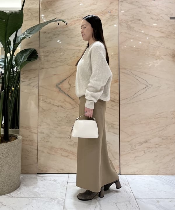 関 桂子さんの「BEAMS WOMEN｜サテン マーメイドスカート」を使ったコーディネート