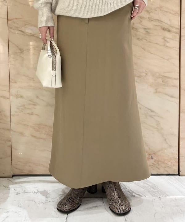 関 桂子さんの「BEAMS WOMEN｜サテン マーメイドスカート」を使ったコーディネート