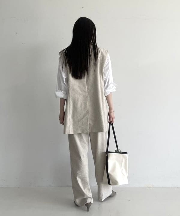 Ichika Hondaさんの「BEAMS WOMEN｜【別注】TICCA / ソリッド リネン タック パンツ」を使ったコーディネート