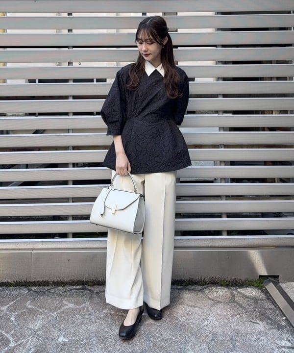 YUIさんの「BEAMS WOMEN｜フクレ織りジャカード アタッチドカラー ブラウス＊」を使ったコーディネート