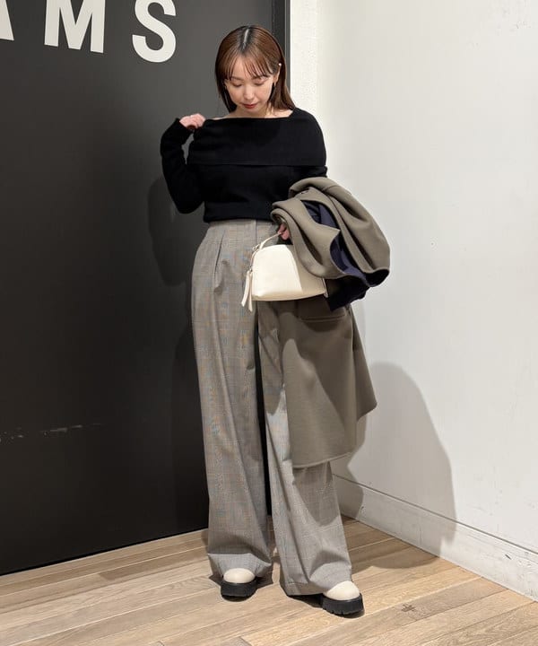 makita mikaさんの「BEAMS WOMEN｜フォックス ウール オフショルダー プルオーバーニット」を使ったコーディネート