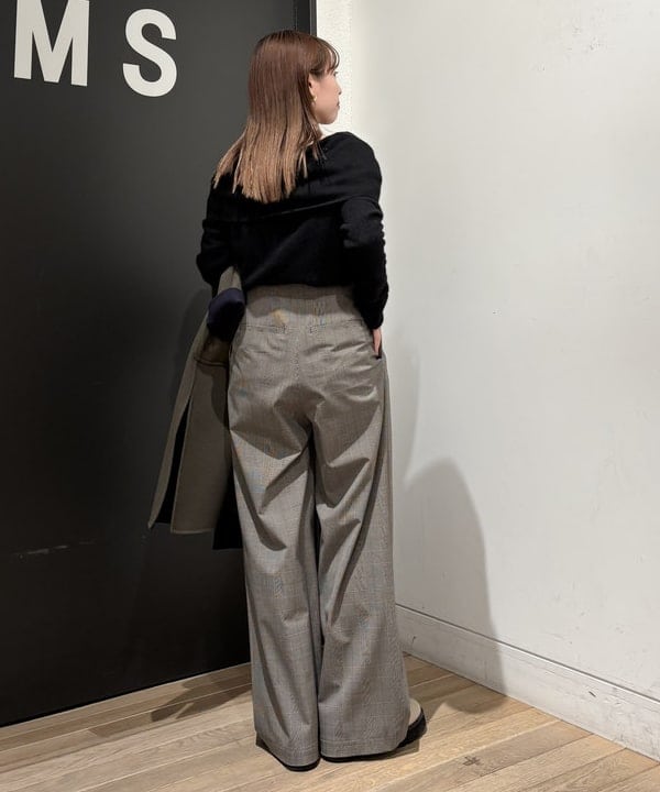 makita mikaさんの「BEAMS WOMEN｜フォックス ウール オフショルダー プルオーバーニット」を使ったコーディネート