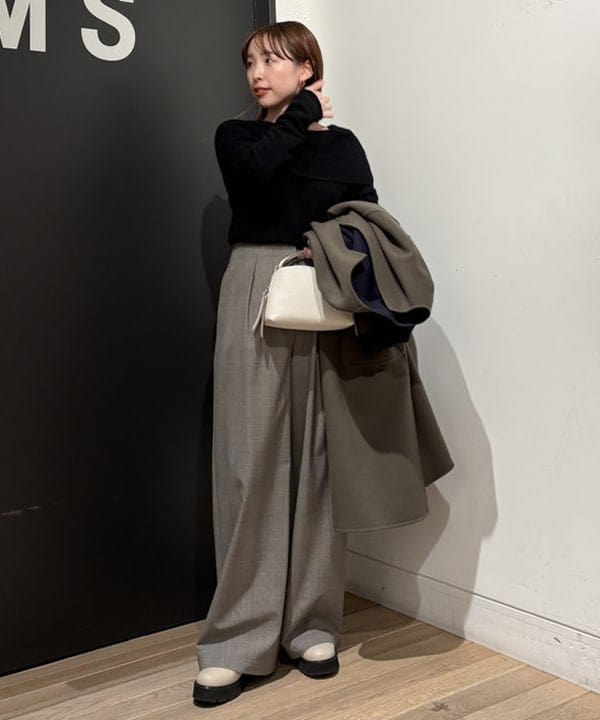 makita mikaさんの「BEAMS WOMEN｜フォックス ウール オフショルダー プルオーバーニット」を使ったコーディネート