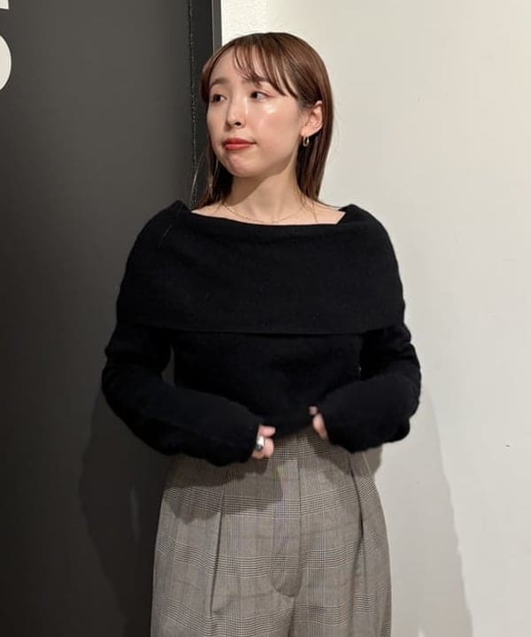 makita mikaさんの「BEAMS WOMEN｜フォックス ウール オフショルダー プルオーバーニット」を使ったコーディネート