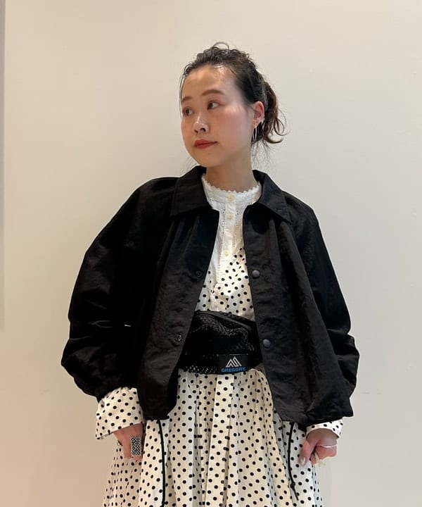 清水 彩乃さんの「BEAMS WOMEN｜ナイロン コーチ ジャケット」を使ったコーディネート