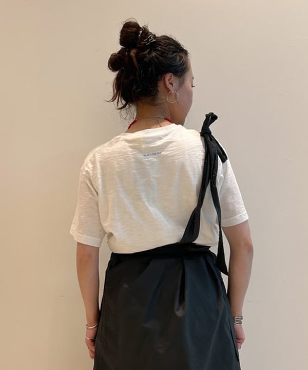 清水 彩乃さんの「BEAMS WOMEN｜【別注】NAPRON / ダメージ デニム ペイシェント バッグ」を使ったコーディネート