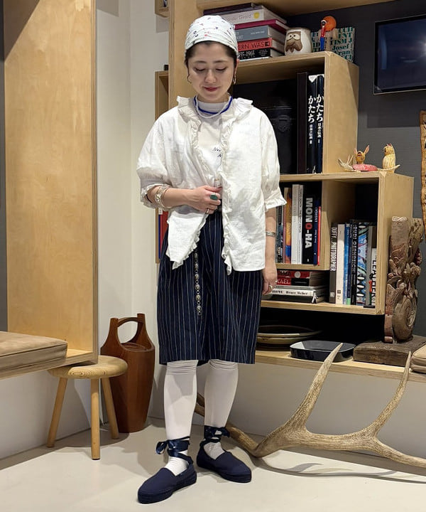 吉野 多恵さんの「BEAMS WOMEN｜コットン リネン フリル ギャザー ショートスリーブ」を使ったコーディネート