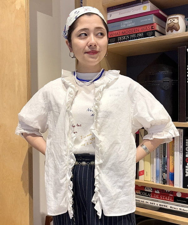 吉野 多恵さんの「BEAMS WOMEN｜コットン リネン フリル ギャザー ショートスリーブ」を使ったコーディネート