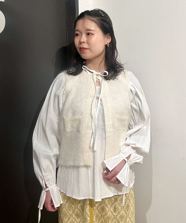 早川 萌子さんの「BEAMS WOMEN｜RBS / ネック ストラップ ブラウス」を使ったコーディネート