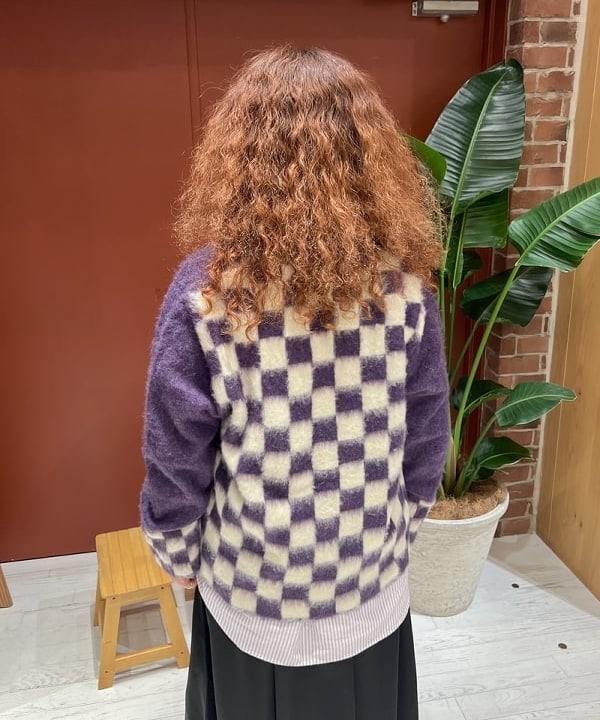 エノモト アミさんの「BEAMS WOMEN｜チェッカード Vネック カーディガン」を使ったコーディネート