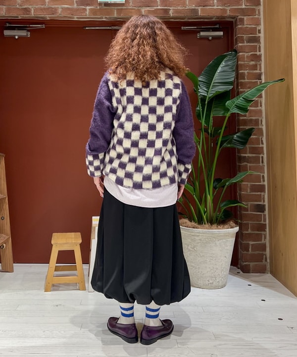 エノモト アミさんの「BEAMS WOMEN｜チェッカード Vネック カーディガン」を使ったコーディネート