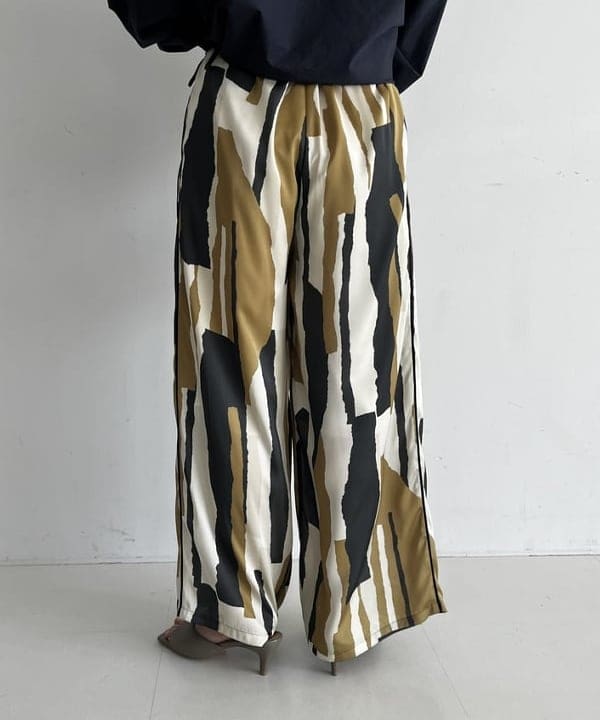 Ito_ririkaさんの「BEAMS WOMEN｜シックプリント パンツ」を使ったコーディネート