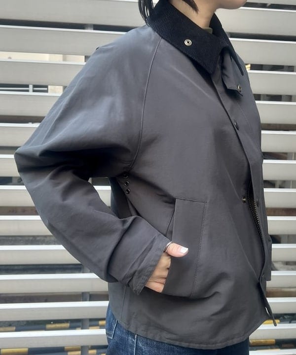 岡 妃呂美さんの「BEAMS WOMEN｜シンプル ボートネックニット .M」を使ったコーディネート