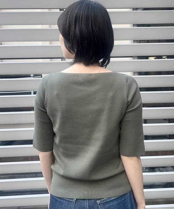 岡 妃呂美さんの「BEAMS WOMEN｜シンプル ボートネックニット .M」を使ったコーディネート