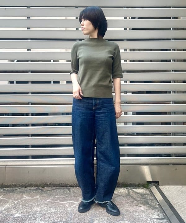 岡 妃呂美さんの「BEAMS WOMEN｜シンプル ボートネックニット .M」を使ったコーディネート