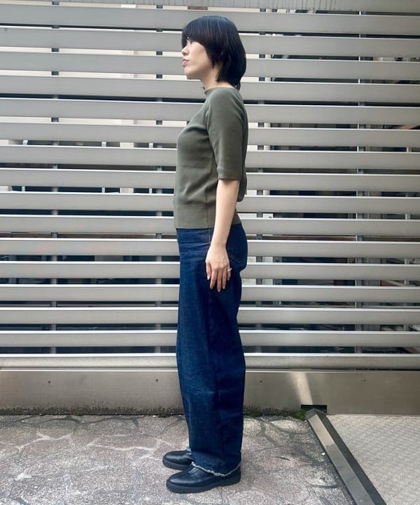 岡 妃呂美さんの「BEAMS WOMEN｜シンプル ボートネックニット .M」を使ったコーディネート