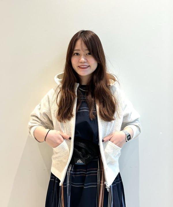 カスタニ モモノさんの「BEAMS WOMEN｜レトロ フィット ジップ フーディー」を使ったコーディネート