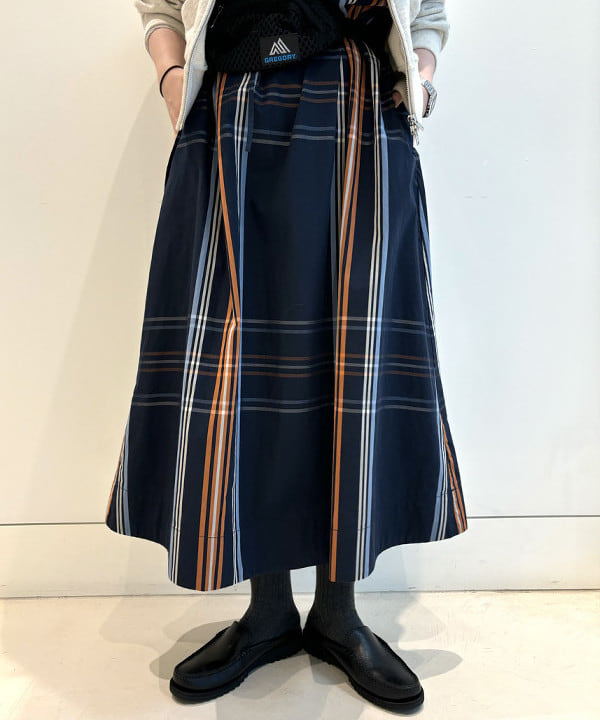 カスタニ モモノさんの「BEAMS WOMEN｜レトロ フィット ジップ フーディー」を使ったコーディネート
