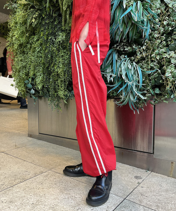 神坂 莉子さんの「BEAMS WOMEN｜レース ライン トラック パンツ」を使ったコーディネート