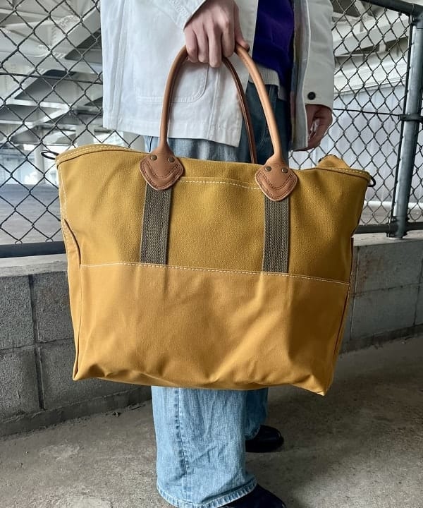 高遠 恒巳さんの「BEAMS WOMEN｜L.L.Bean / 別注 Deep Bottom Leather Handle Zip Tote L」を使ったコーディネート