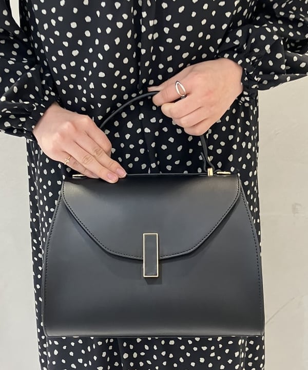 野村 美紅さんの「BEAMS WOMEN｜【別注】GIANNI NOTARO / フラップ ハンドバッグ」を使ったコーディネート