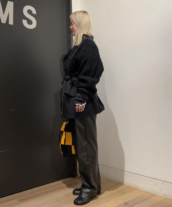 安藤 菜央さんの「BEAMS WOMEN｜maturely / フェイクレザー フック イージーパンツ」を使ったコーディネート