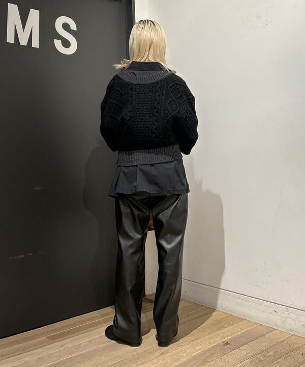 安藤 菜央さんの「BEAMS WOMEN｜maturely / フェイクレザー フック イージーパンツ」を使ったコーディネート