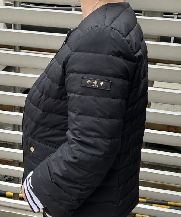 藤井 裕実子さんの「BEAMS WOMEN｜TATRAS / 別注 ACACIA ノーカラー ライトダウンジャケット」を使ったコーディネート