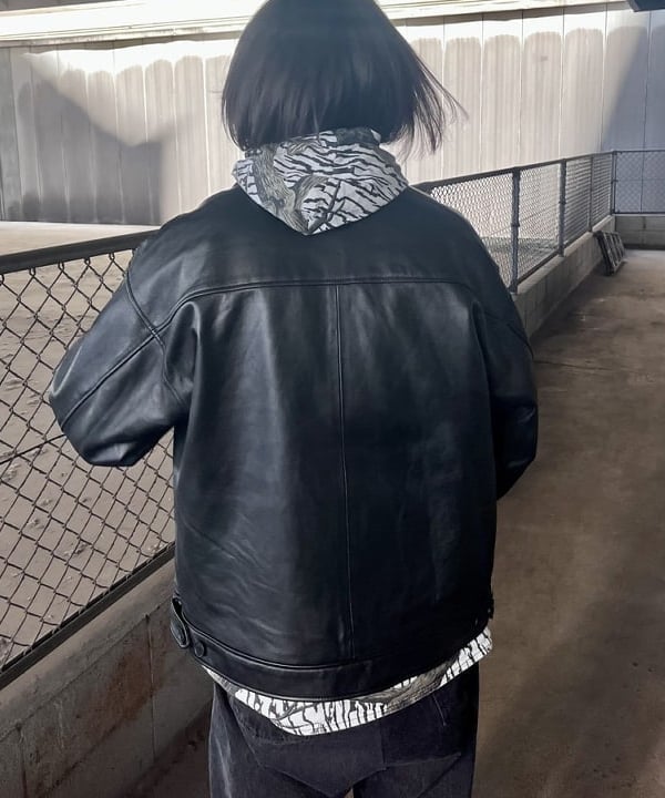 槙山 賢斗さんの「BEAMS WOMEN｜ワイドフィット レザー ジップブルゾン」を使ったコーディネート