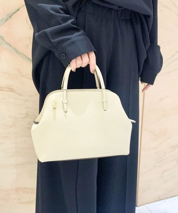 AONO SHIKAMAさんの「BEAMS WOMEN｜Demi-Luxe BEAMS / ガラスパール Y字 ネックレス」を使ったコーディネート