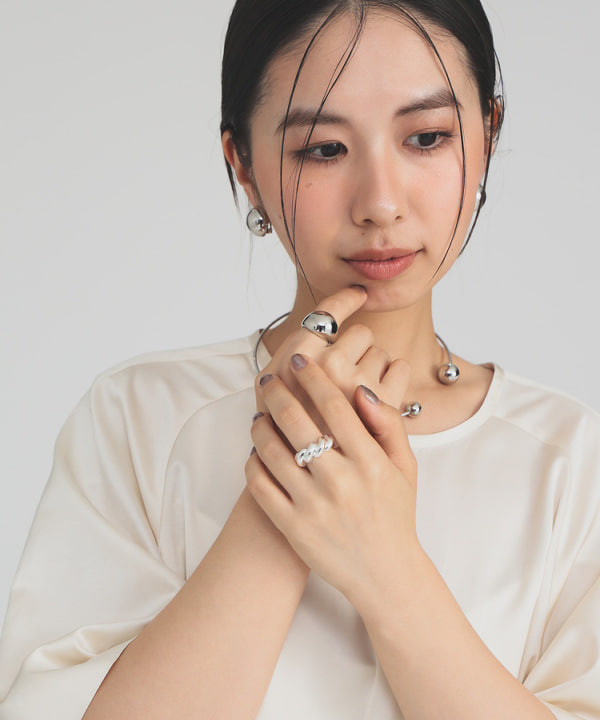 佐藤 美樹さんの「BEAMS WOMEN｜アシンメトリー ボールチョーカー .M」を使ったコーディネート