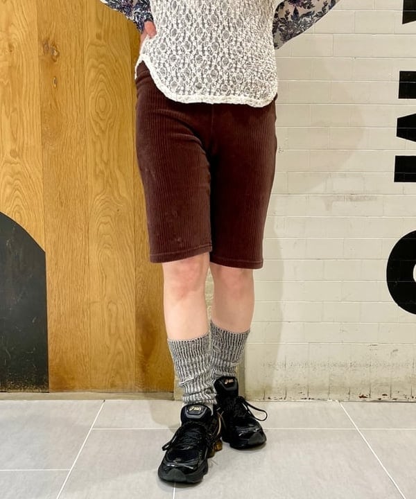 カタヤマ アヤさんの「BEAMS WOMEN｜カット コーデュロイ バイカー ショーツ」を使ったコーディネート