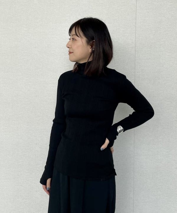 住吉　明佳さんの「BEAMS WOMEN｜TATRAS / 別注 ACACIA ノーカラー ライトダウンジャケット」を使ったコーディネート