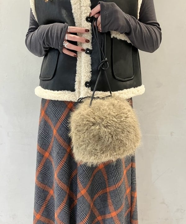CHIHIROさんの「BEAMS WOMEN｜BAUM UND PFERDGARTEN / フェイク ムートン ベスト」を使ったコーディネート