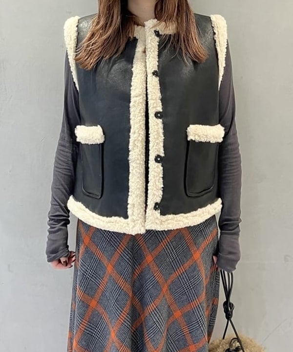 CHIHIROさんの「BEAMS WOMEN｜BAUM UND PFERDGARTEN / フェイク ムートン ベスト」を使ったコーディネート