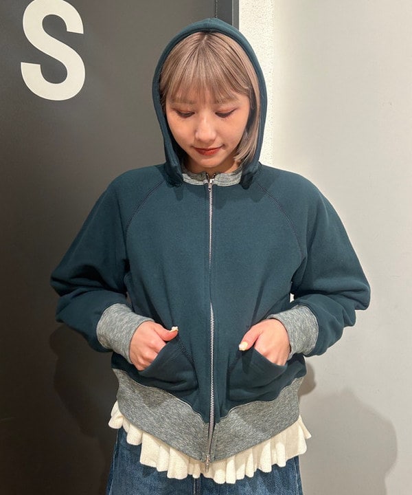 佐藤 亜美さんの「BEAMS WOMEN｜レトロ フィット ジップ フーディー」を使ったコーディネート