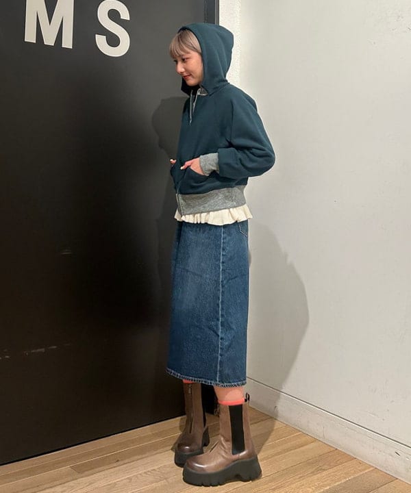佐藤 亜美さんの「BEAMS WOMEN｜レトロ フィット ジップ フーディー」を使ったコーディネート