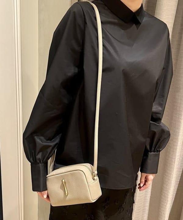 岡 妃呂美さんの「BEAMS WOMEN｜グログラン カラー ブラウス」を使ったコーディネート