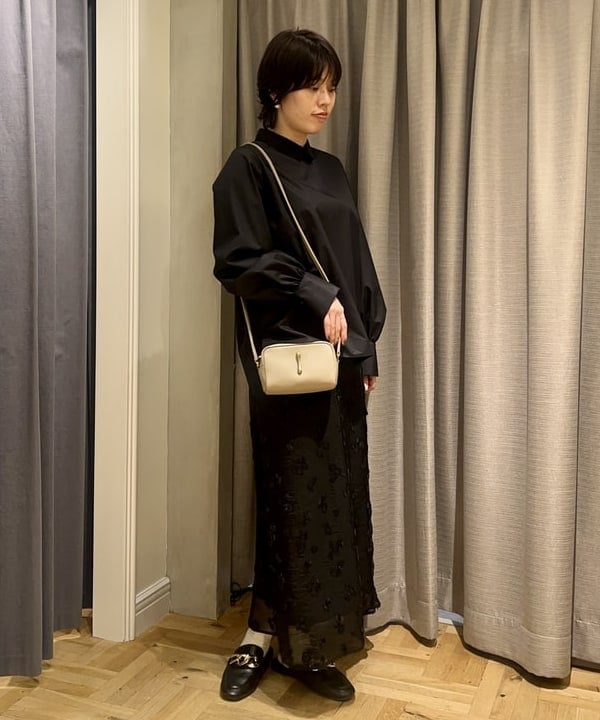 岡 妃呂美さんの「BEAMS WOMEN｜グログラン カラー ブラウス」を使ったコーディネート