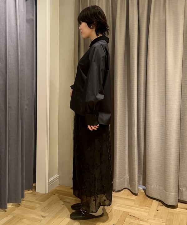 岡 妃呂美さんの「BEAMS WOMEN｜グログラン カラー ブラウス」を使ったコーディネート