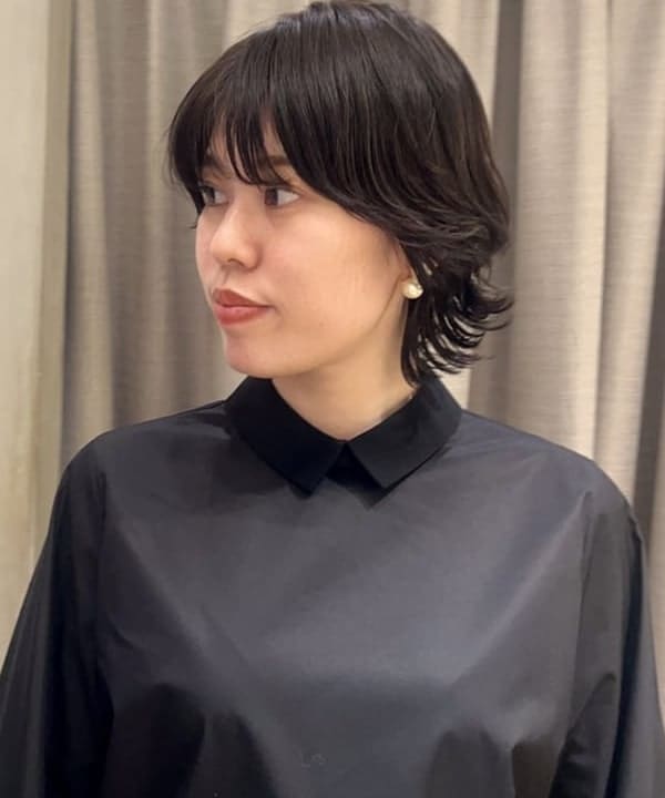 岡 妃呂美さんの「BEAMS WOMEN｜グログラン カラー ブラウス」を使ったコーディネート