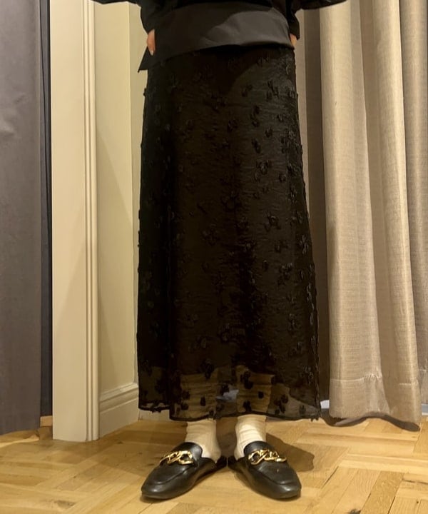 岡 妃呂美さんの「BEAMS WOMEN｜グログラン カラー ブラウス」を使ったコーディネート