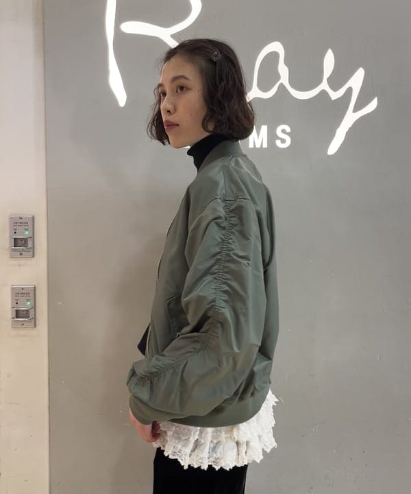 神坂 莉子さんの「BEAMS WOMEN｜アーム ギャザー MA-1 ブルゾン」を使ったコーディネート