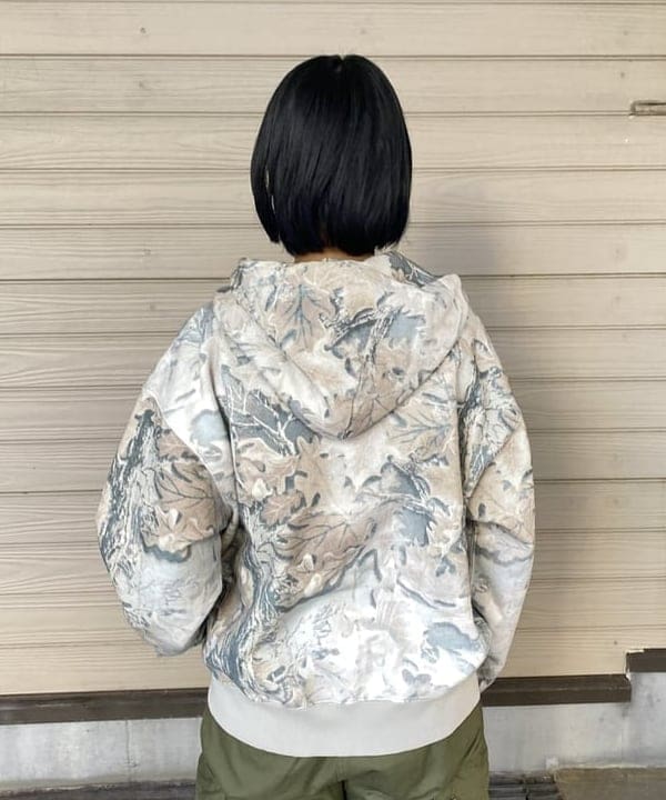 オカモト ミサキさんの「BEAMS WOMEN｜フェードカモ ジップアップ フーディ」を使ったコーディネート