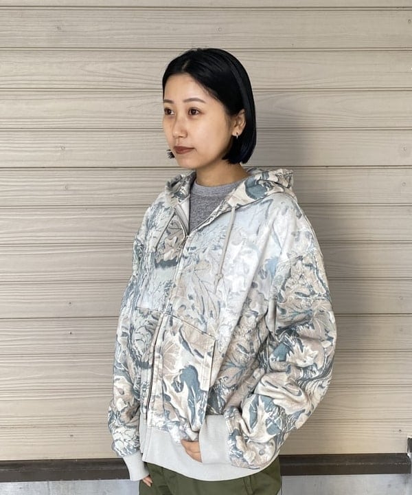 オカモト ミサキさんの「BEAMS WOMEN｜フェードカモ ジップアップ フーディ」を使ったコーディネート