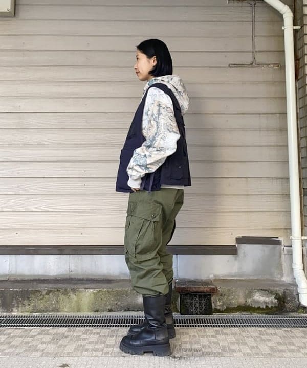オカモト ミサキさんの「BEAMS WOMEN｜フェードカモ ジップアップ フーディ」を使ったコーディネート
