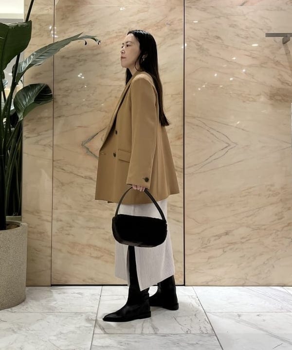 関 桂子さんの「BEAMS WOMEN｜ミニ フェイクファー バッグ」を使ったコーディネート