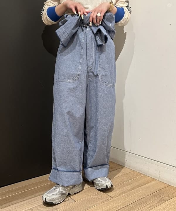 安藤 菜央さんの「BEAMS WOMEN｜シャンブレー ステンシル オールインワン」を使ったコーディネート