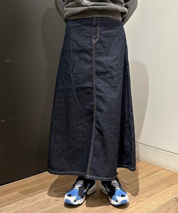 佐藤 亜美さんの「BEAMS WOMEN｜BEAMS BOY / デニム 5ポケット マキシスカート」を使ったコーディネート